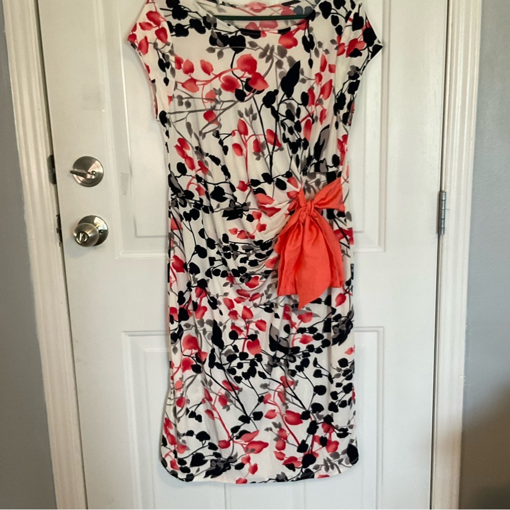 Womens floral dress above the knee size large short sleeve rushed at the bow